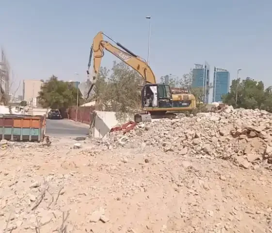 إزالة فيلا وتجهيز الأرض